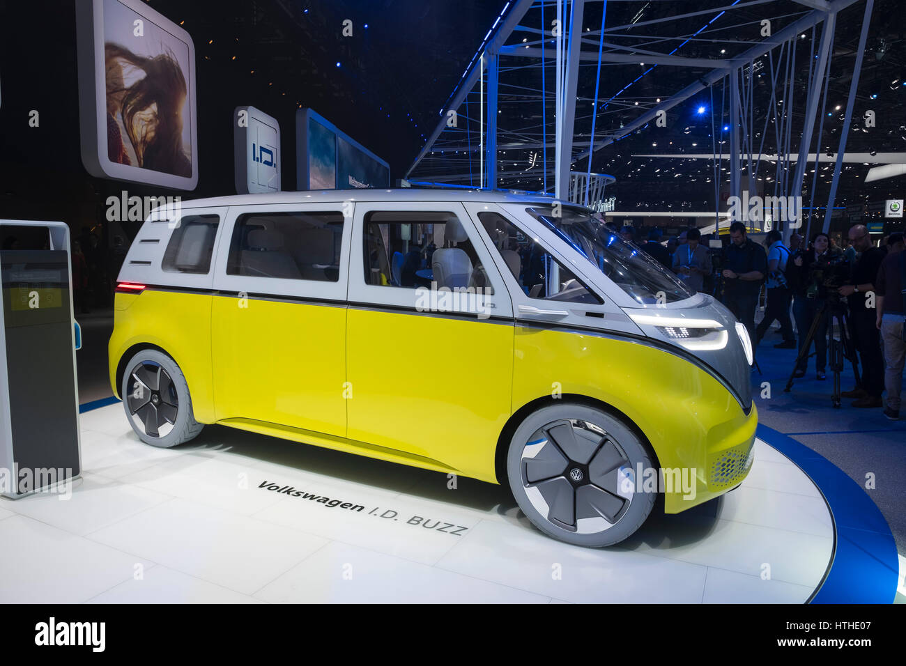 Volkswagen I.D. Buzz autobús eléctrico concepto en 87º Salón Internacional del Automóvil de Ginebra, en Ginebra, Suiza, 2017 Foto de stock