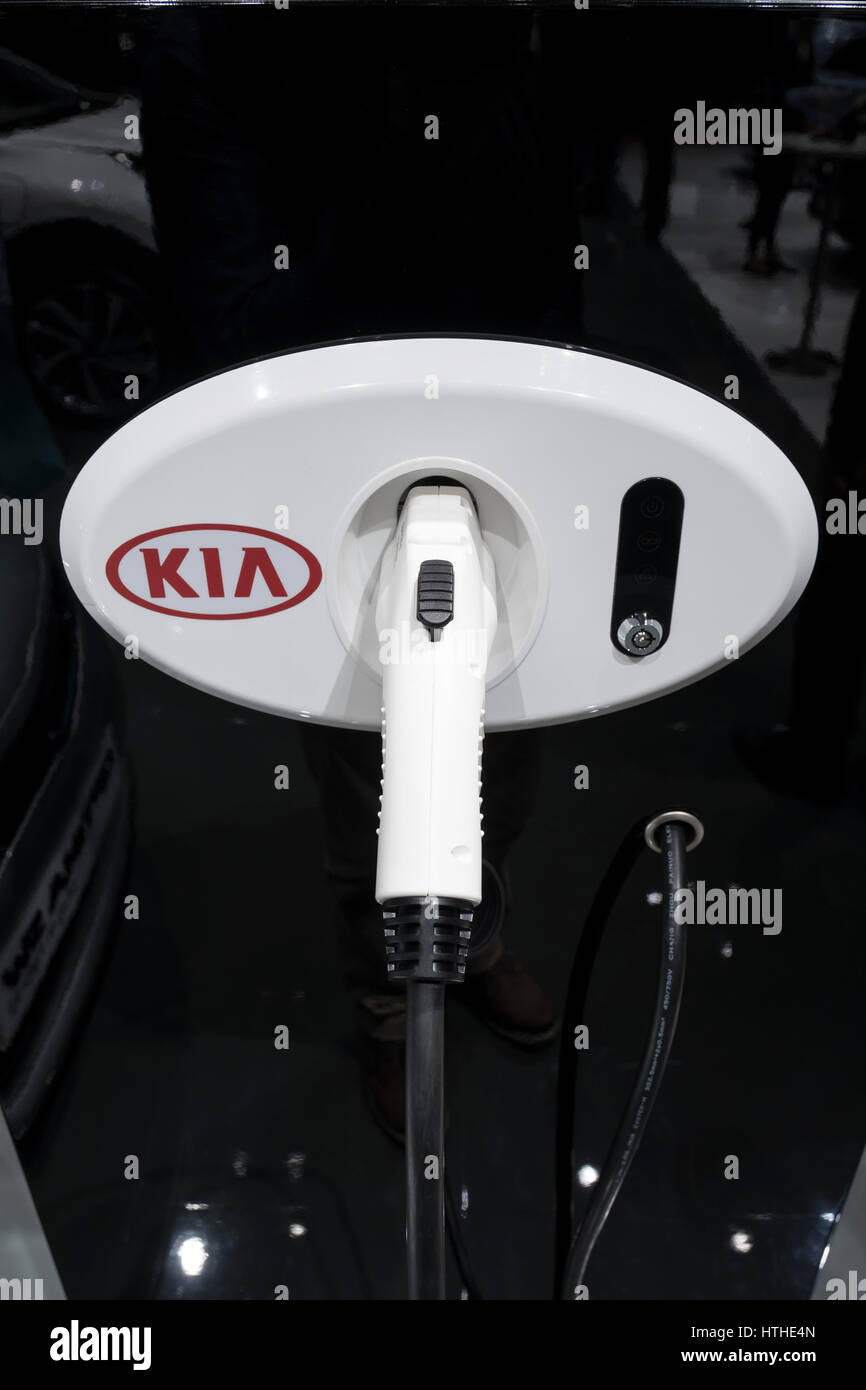 Detalle del plug-in de la estación de carga de coches eléctricos por Kia en el 87º Salón Internacional del Automóvil de Ginebra, en Ginebra, Suiza, 2017 Foto de stock