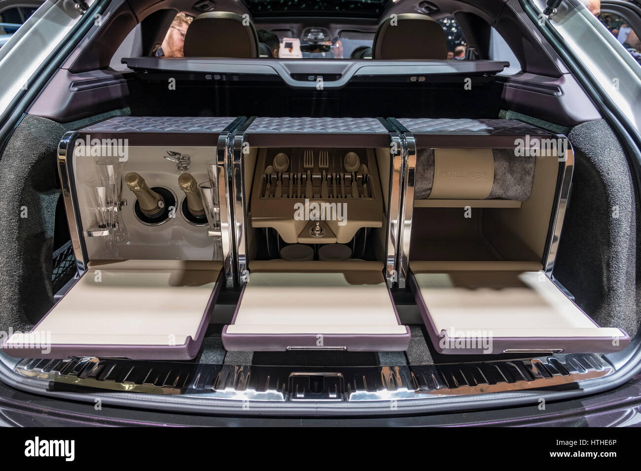 Bentayga SUV de lujo de Bentley Mulliner edición especial con bebidas y compartimiento de picnic en el 87º Salón Internacional del Automóvil de Ginebra en Ginebra, Suiza Foto de stock