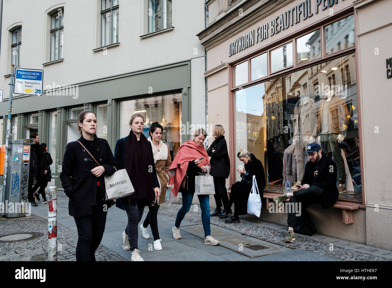 La gente en Neue Schonhauser Strasse, la calle de moda con muchas boutiques de diseñadores en Mitte, Berlin, Alemania Foto de stock