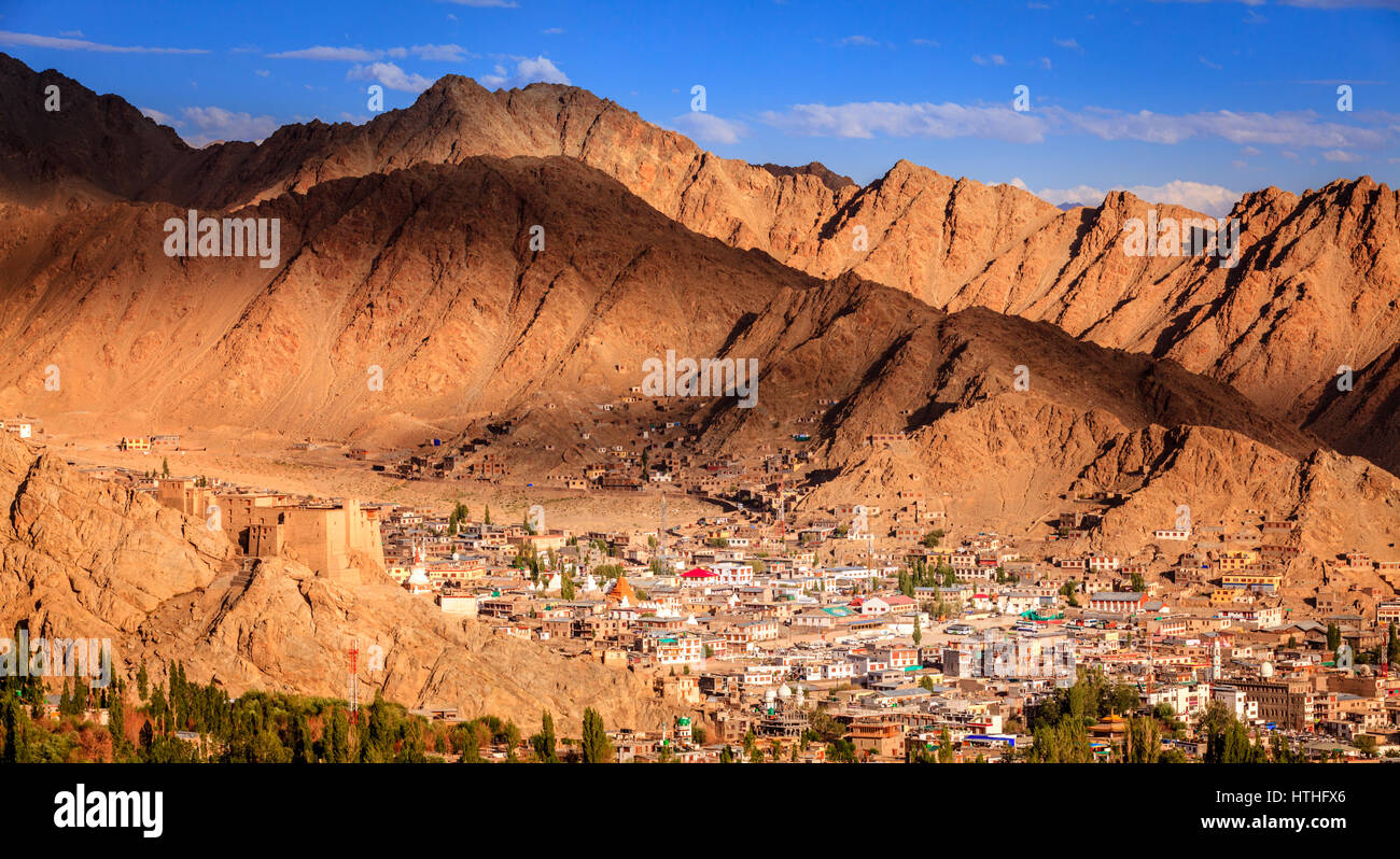 Vista de pájaro de la ciudad de Leh en Ladakh, en Cachemira y las montañas circundantes Foto de stock