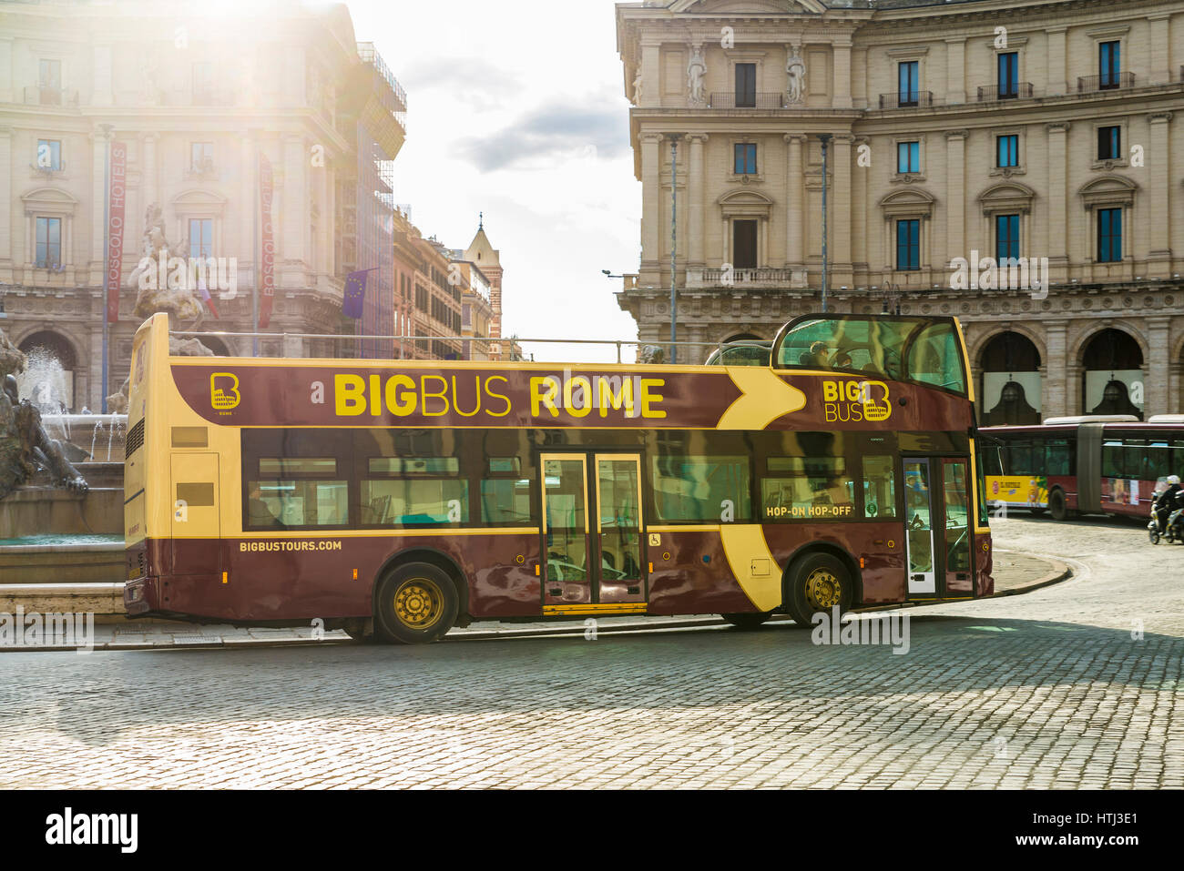 Roma, Italia - 3 de enero de 2017: el tour en autobús, visita de la ciudad, entre el tráfico en Roma, Italia Foto de stock
