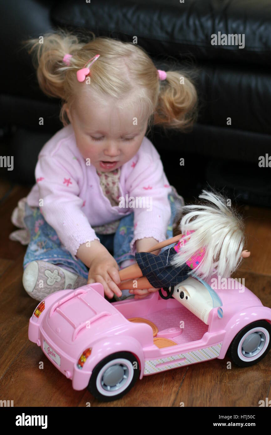Little girl barbie doll fotografías e imágenes de alta resolución - Alamy