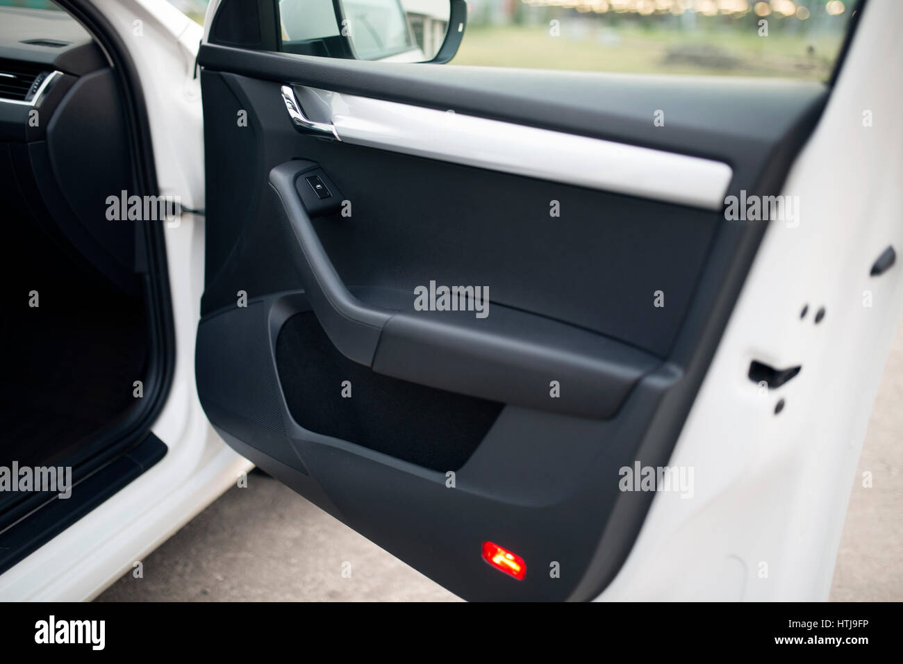 El botón de la puerta del panel de la ventana de coche Fotografía de stock  - Alamy
