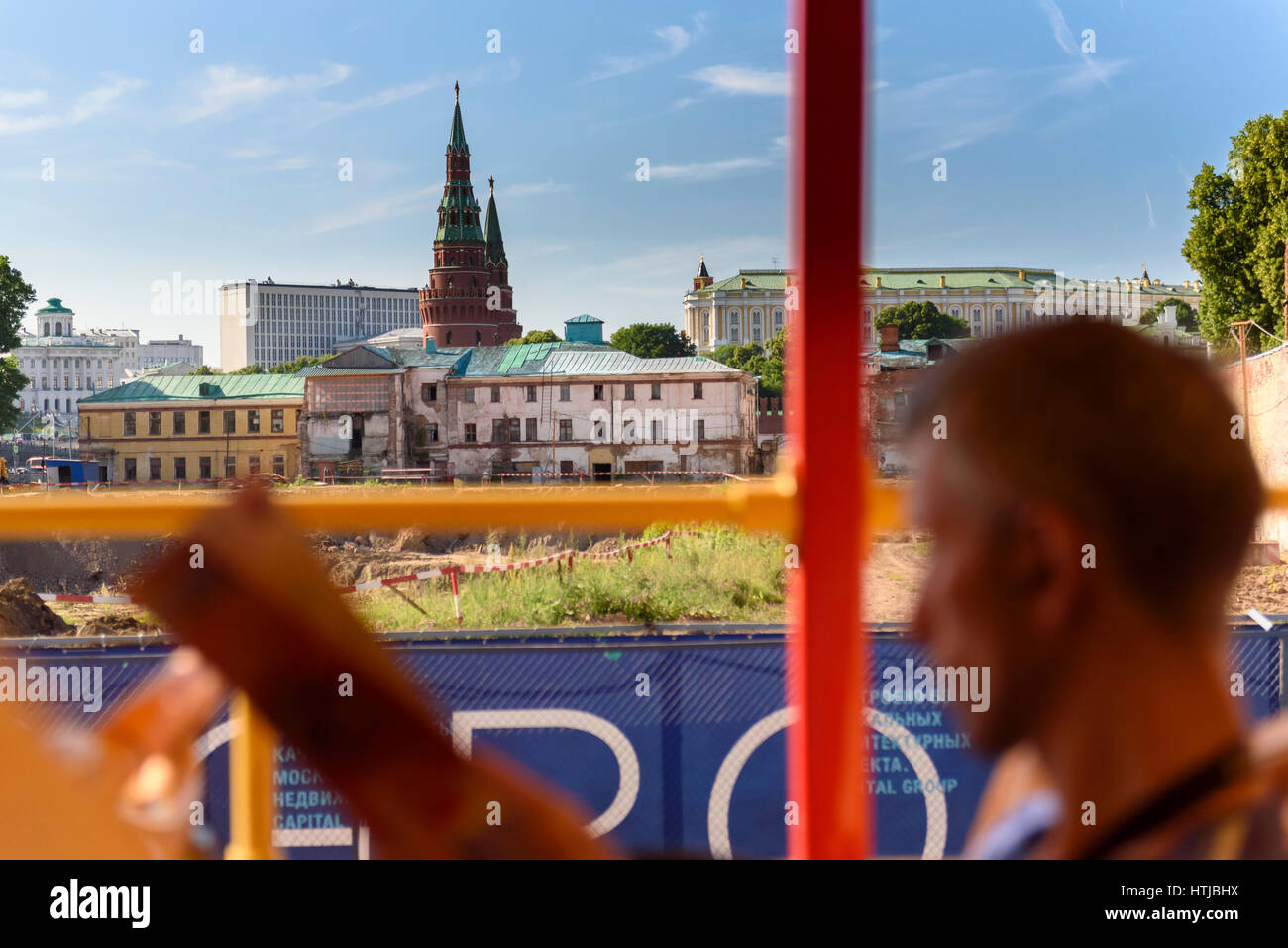 Turismo en busca de un mapa en el bus turístico (Moscú, Rusia