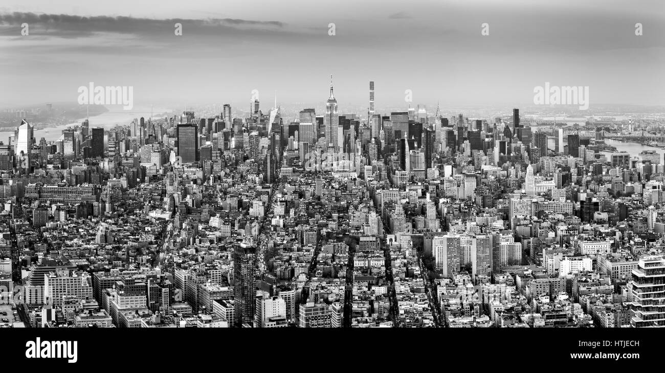 Vista aérea de la ciudad de Nueva York Midtown skyline en blanco y negro Foto de stock