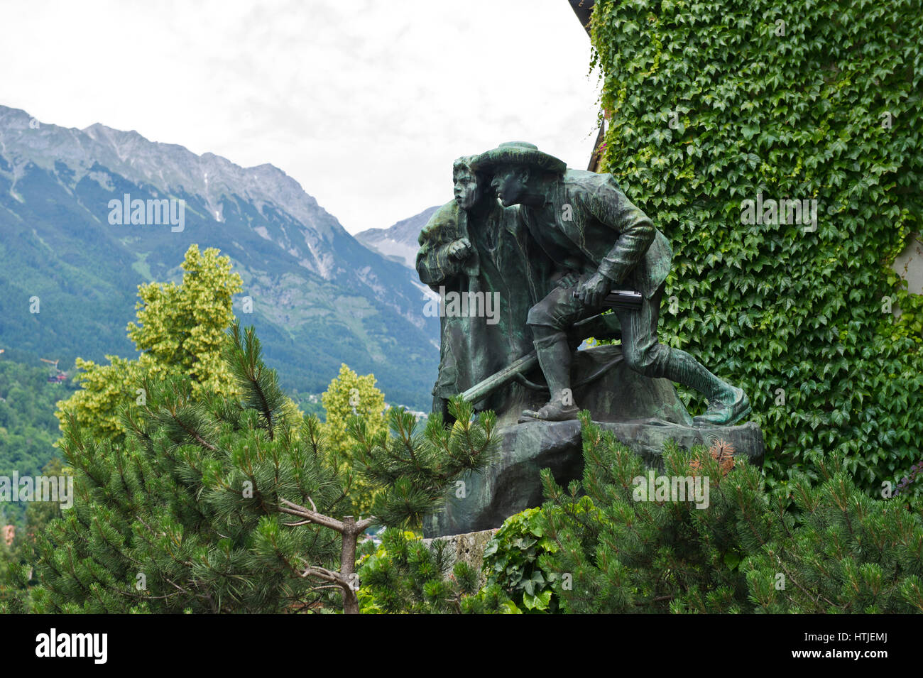 Estatuas de bronce de dos hombres conocidos como "Monumento anon 9' creado por Christian Charola 1904, Innsbruck, Tirol, Austria Foto de stock