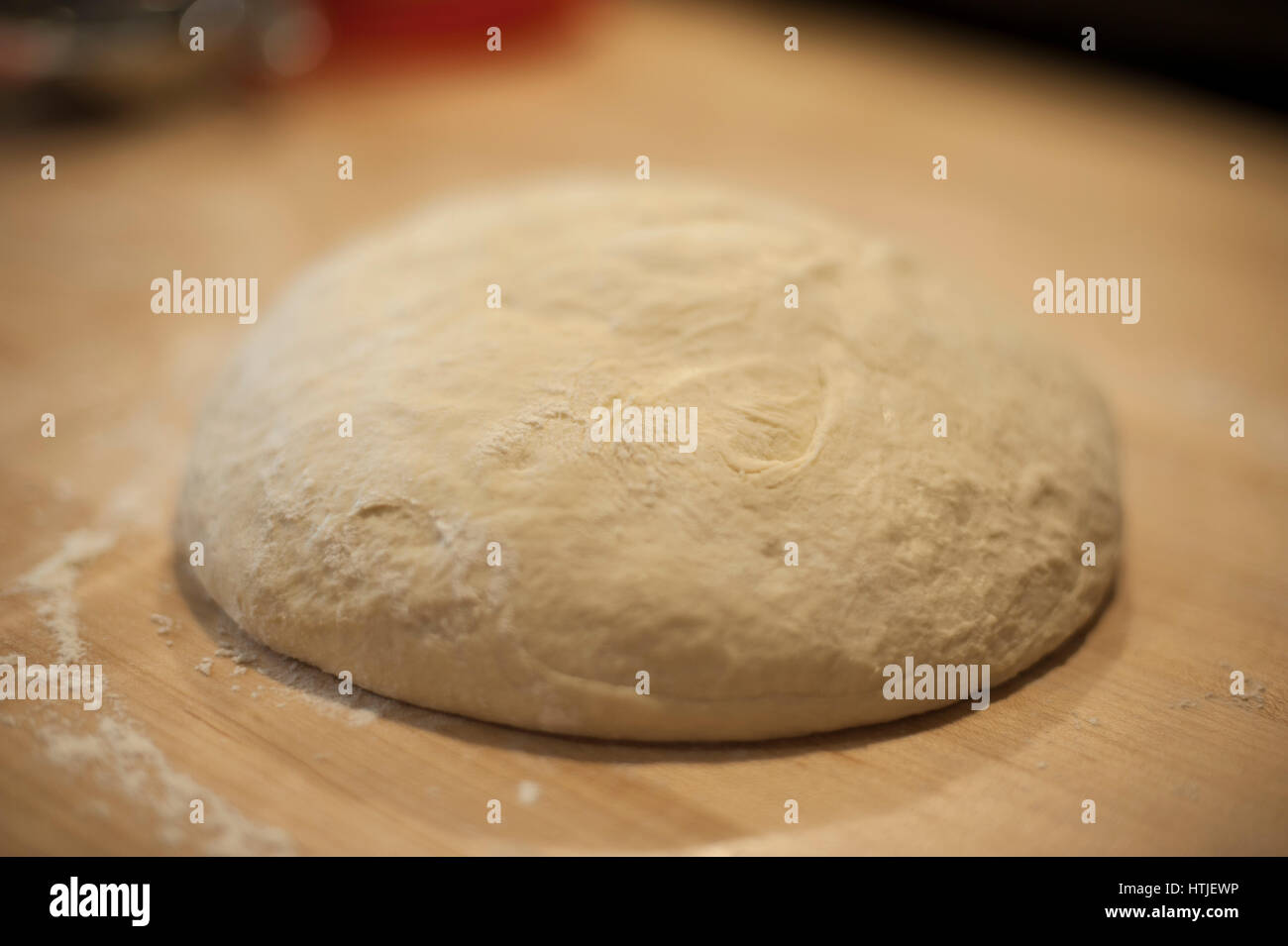 Focaccia masa de pan en una bola en Listo para su primer lugar Foto de stock