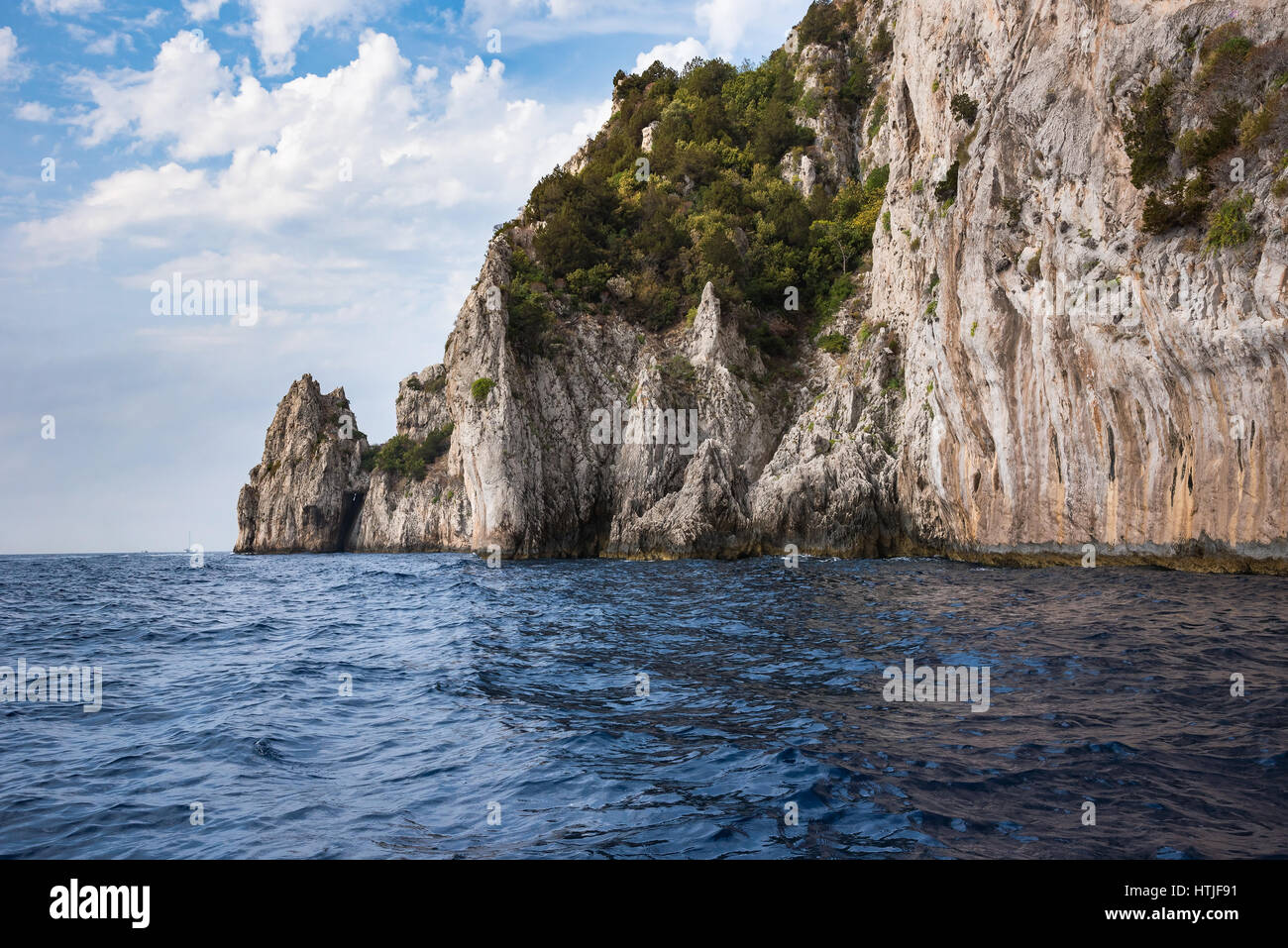 Vista del acantilado de la costa de la isla de Capri, Italia Foto de stock