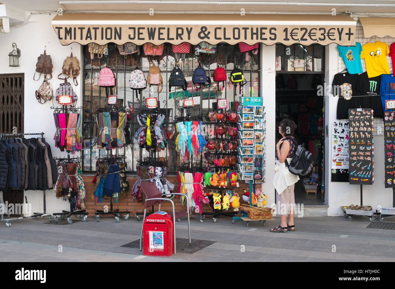 Mujer mirando bisutería y ropa tienda, Mijas, España, Europa Foto de stock