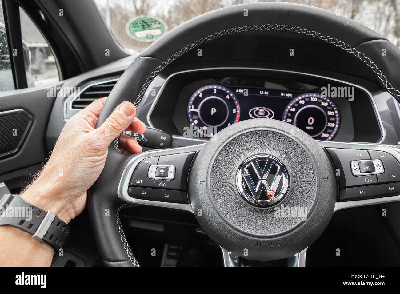 Hamburgo, Alemania - 10 de febrero de 2017: Volkswagen Tiguan, 4x4 R-Line.  Crossover de lujo compacto negro interior del vehículo. Lado conductor con  reloj de pulsera hol Fotografía de stock - Alamy