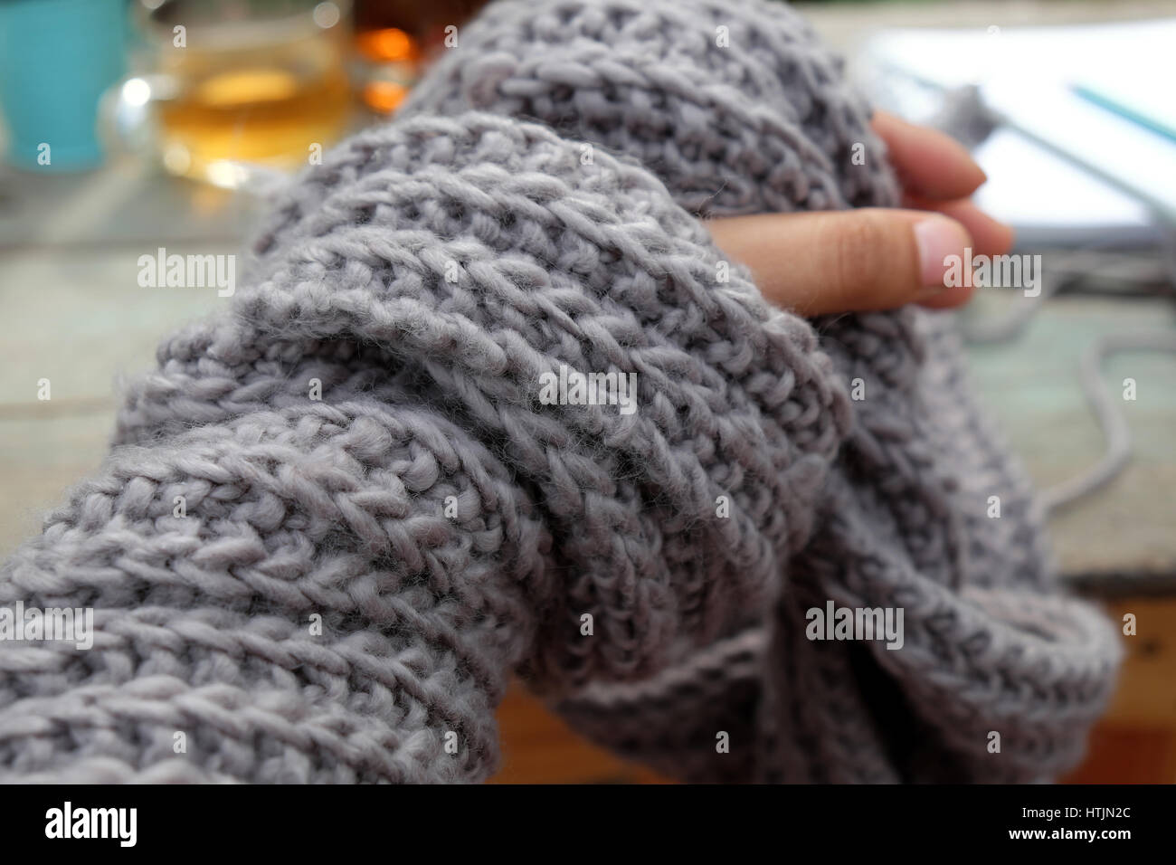 Bufandas tejidas a mano fotografías e imágenes de alta resolución - Alamy