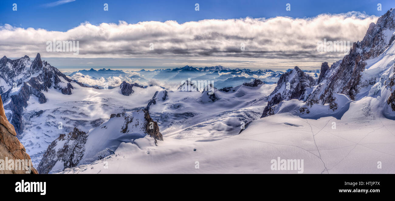 Espectaculares vistas al pico Aiguille du Midi en Chamonix, Francia. Foto de stock