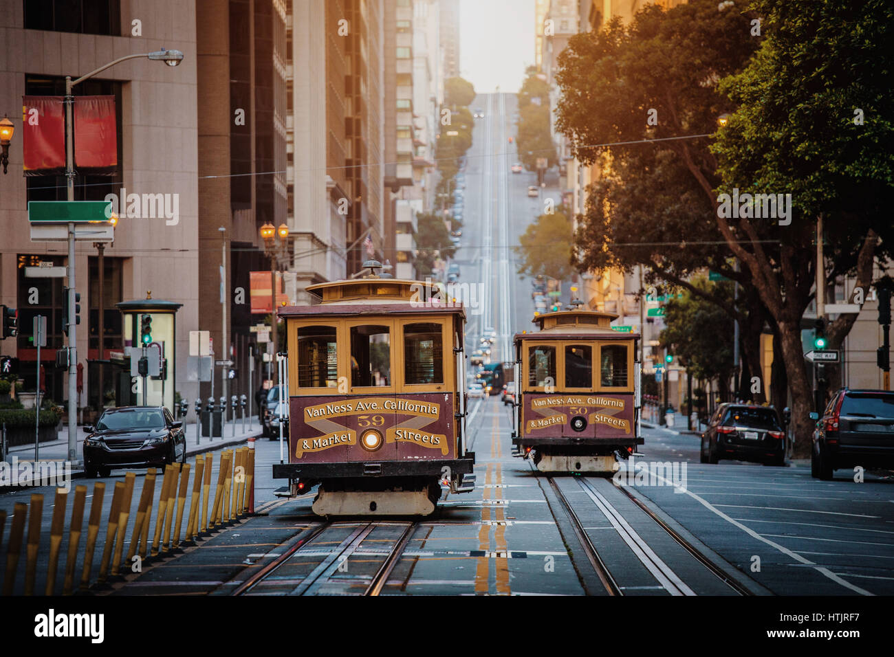 Vista clásica del tradicional histórico teleférico a caballo en la famosa calle de California a principios de la luz de la mañana al amanecer, San Francisco, California, EE.UU. Foto de stock