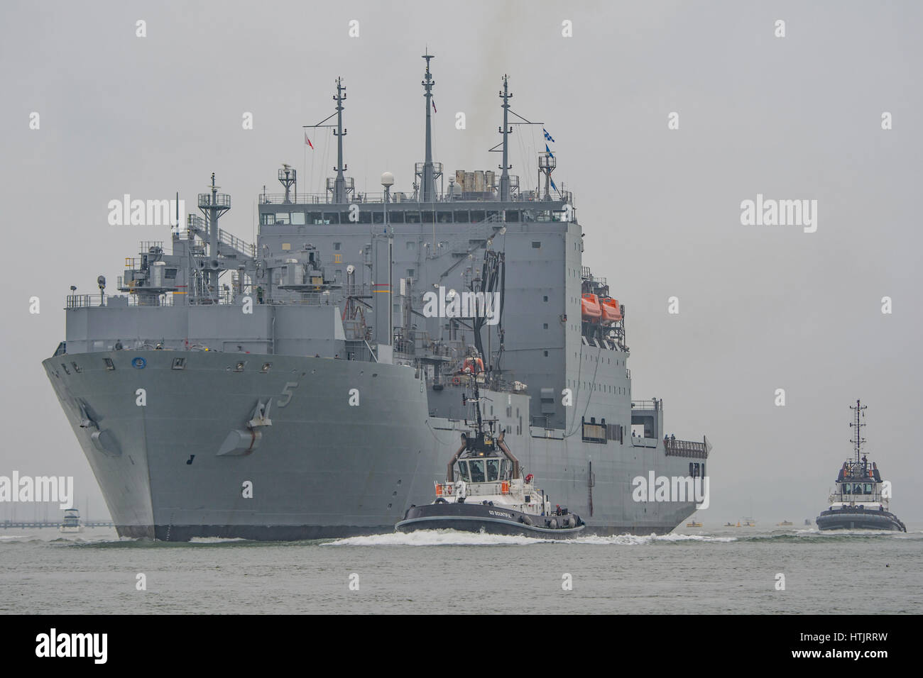 USNS Robert Peary E (T-AKE-5), un buque de aprovisionamiento de la Marina de los Estados Unidos, partiendo de la Base Naval de Portsmouth, Reino Unido el 13 de marzo de 2017. Foto de stock