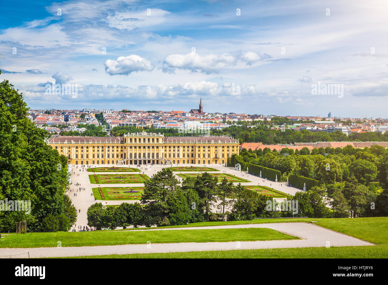 Vista clásica del palacio de Schonbrunn con vistas panorámicas del Gran Jardín del Parterre en un hermoso día soleado con el cielo azul y las nubes en verano, Viena, Austri Foto de stock