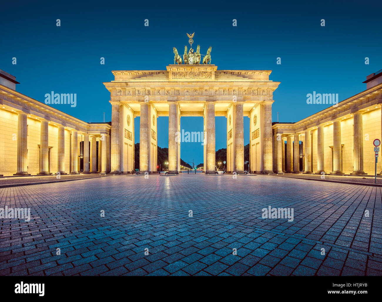 Vista panorámica de Brandenburger Tor (Puerta de Brandenburgo), uno de los hitos más conocidos y los símbolos nacionales de Alemania, en la penumbra, Berlín Foto de stock