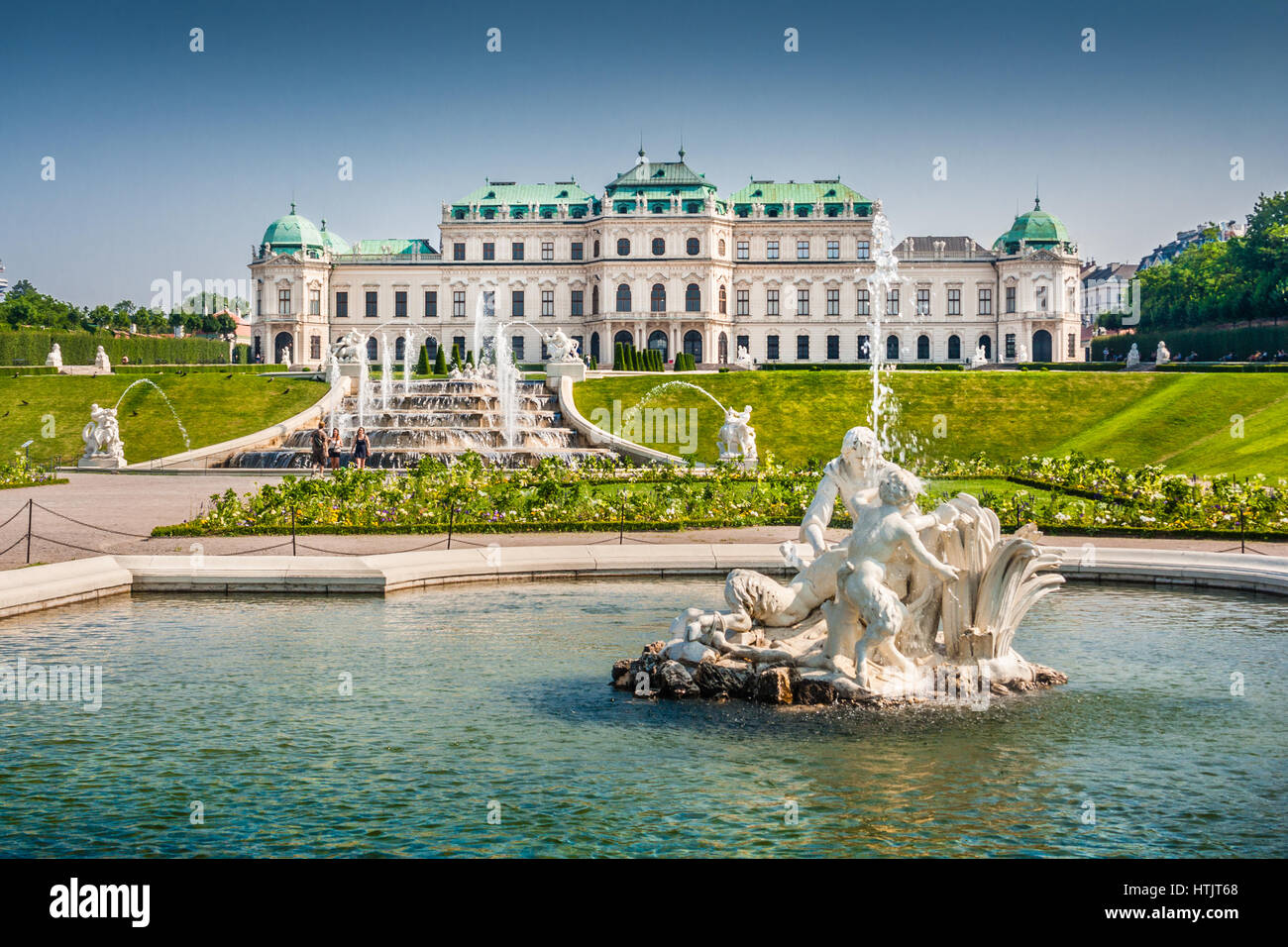 Hermosa vista del famoso Palacio Belvedere, construido por Johann Lukas von Hildebrandt como residencia de verano para el Príncipe Eugenio de Saboya, en Viena, Austria. Foto de stock