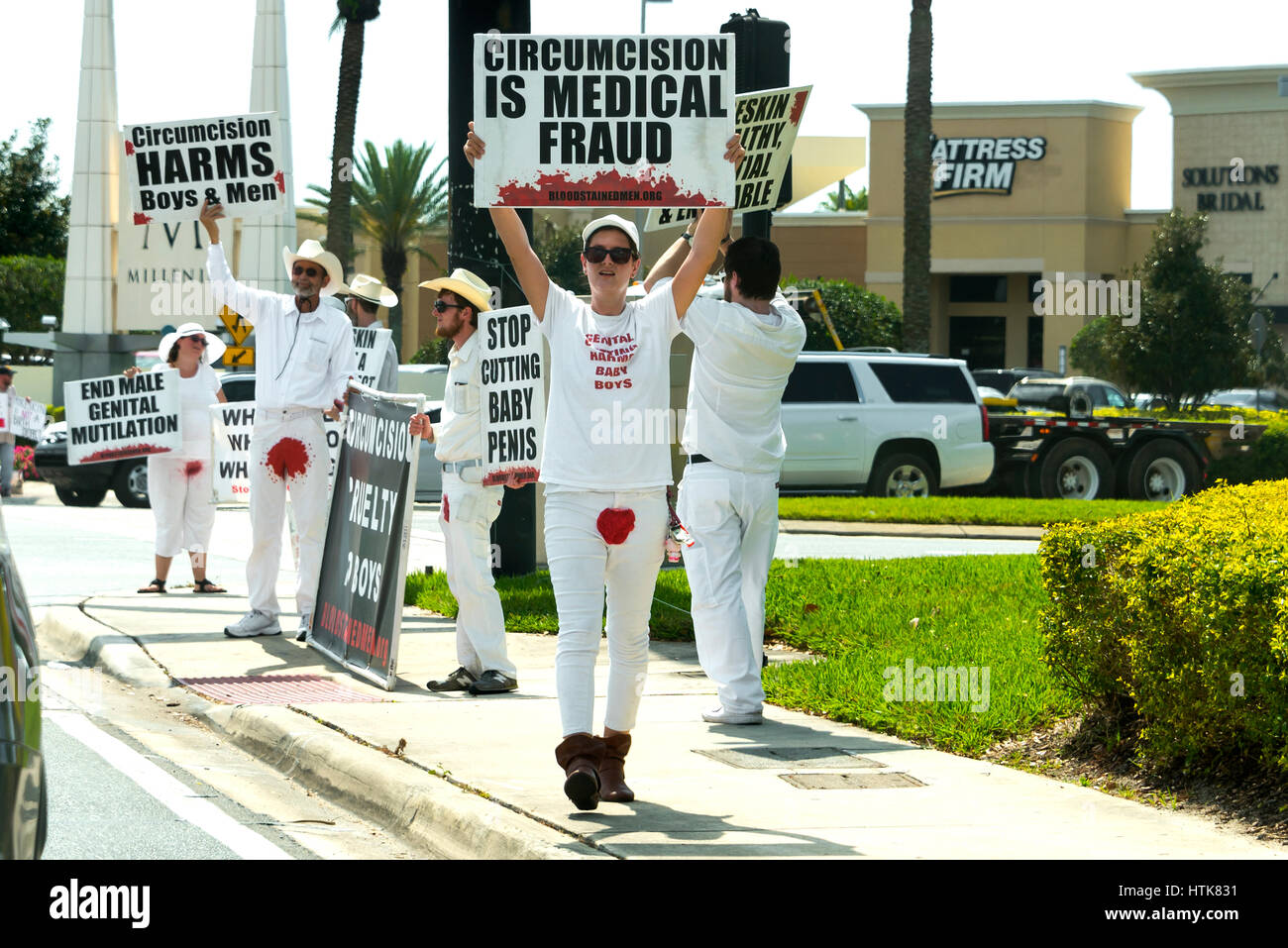 Orlando, Florida - El 9 de marzo de 2017: La protesta pública de la circuncisión en el Millenia Mall entrada este fin de semana en Orlando, Florida, el 9 de marzo de 2017 Foto de stock