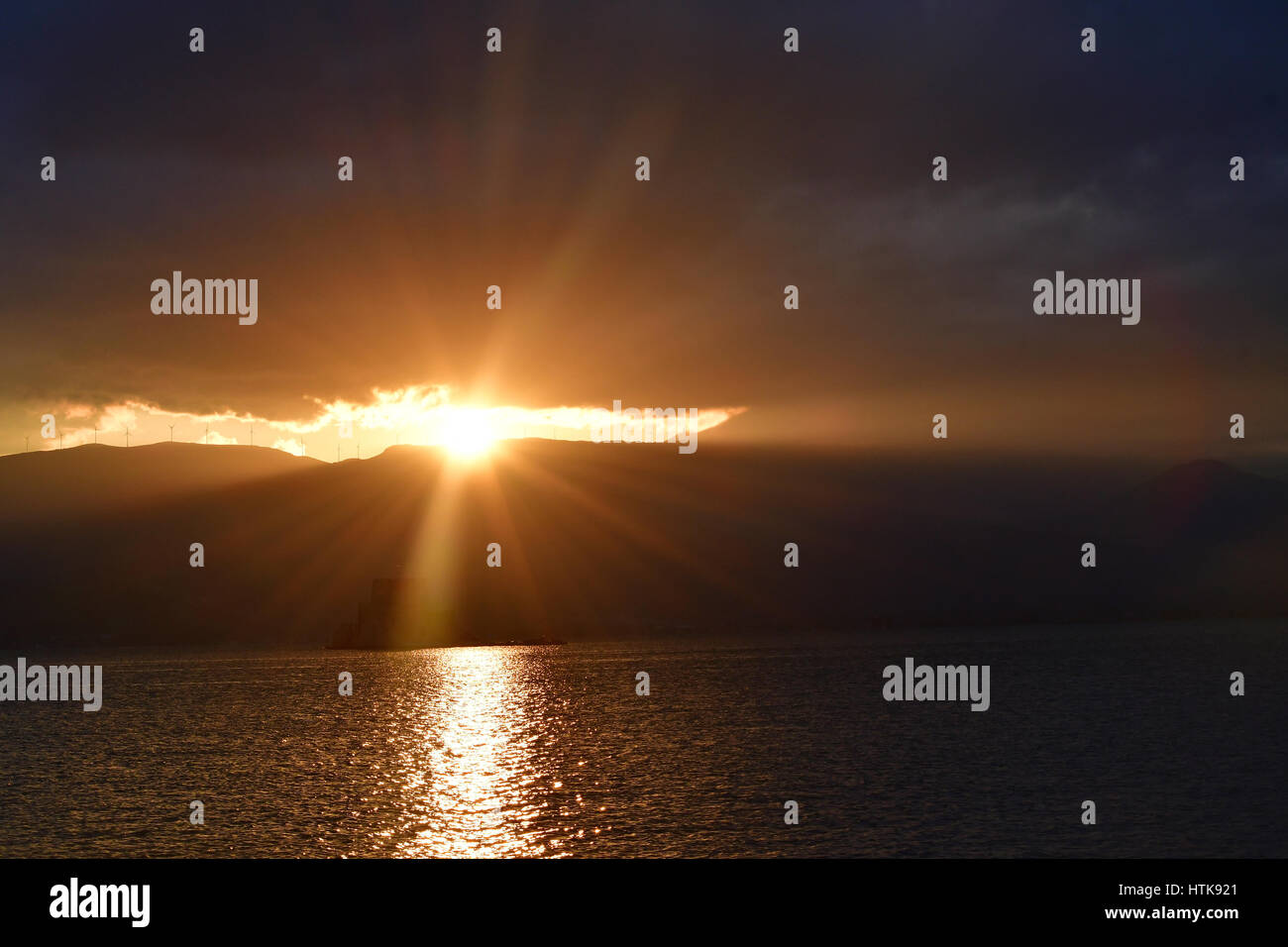 Nafplion, GRC. 12 Mar, 2017. Nafplio, Grecia, el 12 de marzo.El sol en Nafplio creando un paisaje rojo de crédito: VANGELIS BOUGIOTIS/Alamy Live News Foto de stock