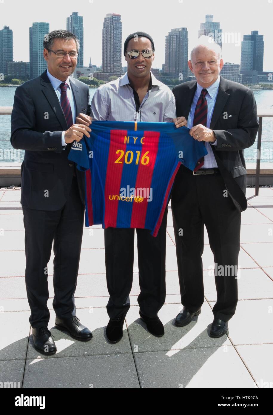 ¿Cuánto mide Josep Maria Bartomeu? - Altura - Página 2 Naciones-unidas-nueva-york-estados-unidos-07-de-septiembre-de-2016-anthony-lake-director-ejecutivo-de-unicef-ronaldinho-gaucho-y-josep-maria-bartomeu-presidente-del-fc-barcelona-visitando-la-sede-de-las-naciones-unidas-para-celebrar-los-10-anos-de-alianza-entre-el-fc-barcelona-y-unicef-foto-luiz-rampelottoeuropanewswire-uso-en-todo-el-mundo-htk9ca