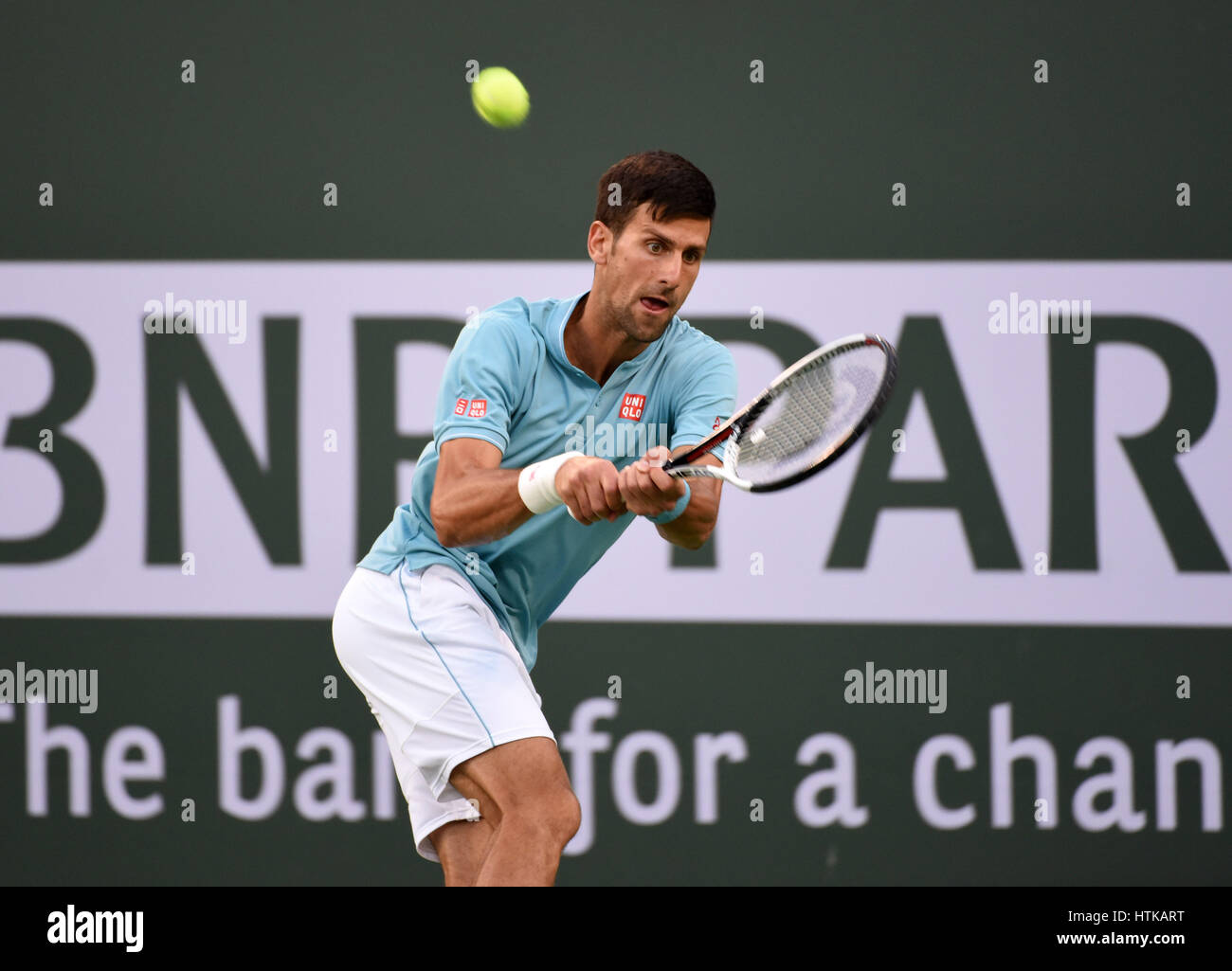 Indian Wells, California, Estados Unidos. El 12 de marzo de 2017. Novak Djokovic (SRB) en acción contra Kyle Edmund (GBR) durante el BNP Paribas Open en Indian Wells Tennis Garden en Indian Wells, California Credit: Cal Sport Media/Alamy Live News Foto de stock