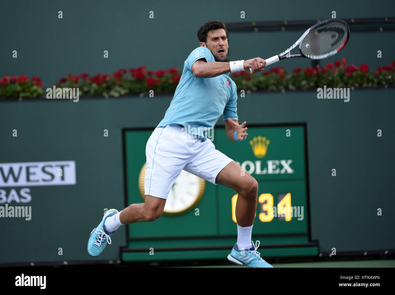 Indian Wells, California, Estados Unidos. El 12 de marzo de 2017. Novak Djokovic (SRB) en acción contra Kyle Edmund (GBR) durante el BNP Paribas Open en Indian Wells Tennis Garden en Indian Wells, California Credit: Cal Sport Media/Alamy Live News Foto de stock