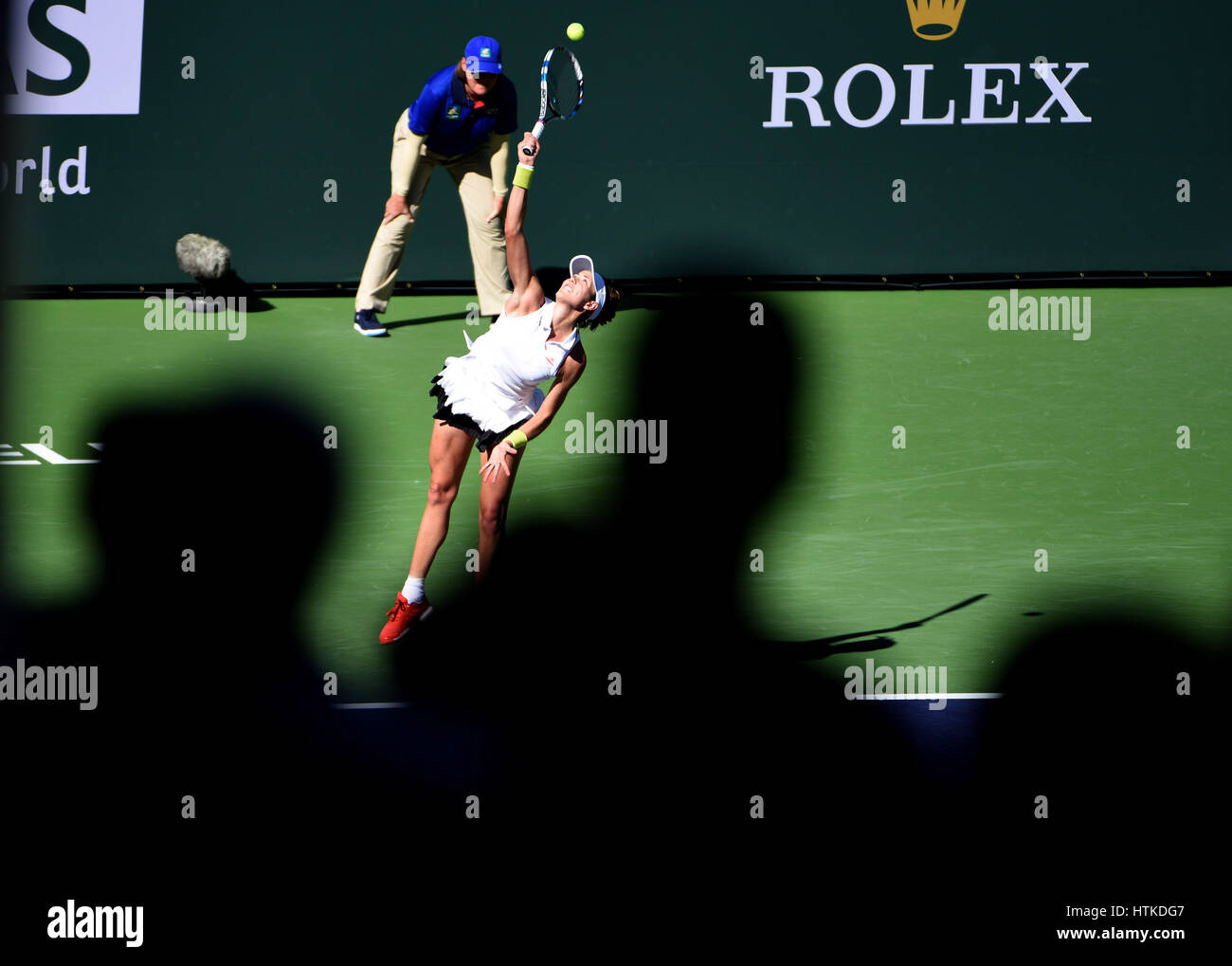 Indian Wells, California, Estados Unidos. El 12 de marzo de 2017. Garbine Muguruza (ESP) en acción contra Kayla Día (Estados Unidos) durante el BNP Paribas Open en Indian Wells Tennis Garden en Indian Wells, California Credit: Cal Sport Media/Alamy Live News Foto de stock