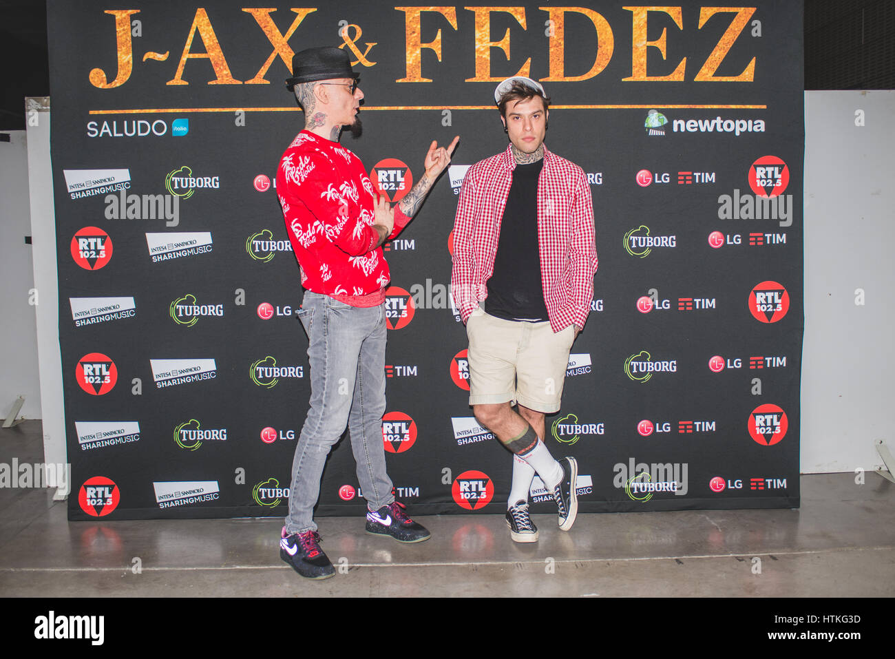Marzo 11, 2017: el italiano de rap/hip hop cantantes J-Ax ( nombre real  Alessandro Aleotti ) y Fedex ( nombre real Federico Leonardo Lucia )  posando en el backstage en el Pala