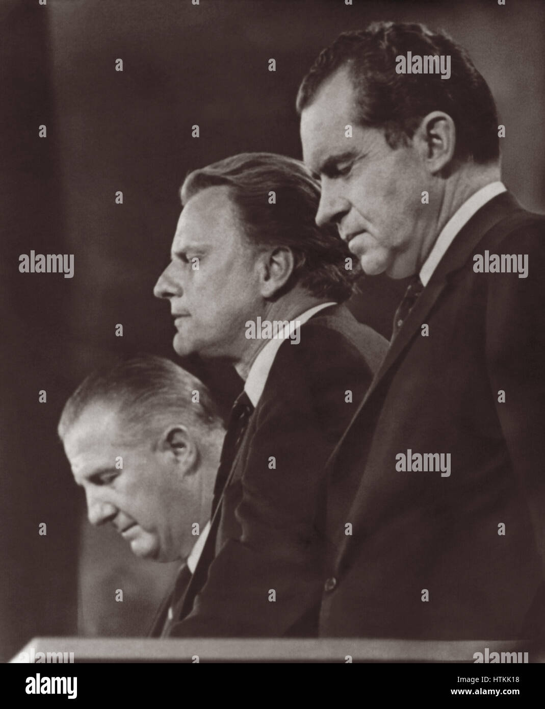 Billy Graham dando la bendición de cierre en 1968 en la Convención Nacional Republicana, flanqueada por candidato presidencial Richard Nixon (r) y el vice candidato presidencial Spiro T. Agnew (l) en Miami Beach, Florida, Estados Unidos. Foto de stock