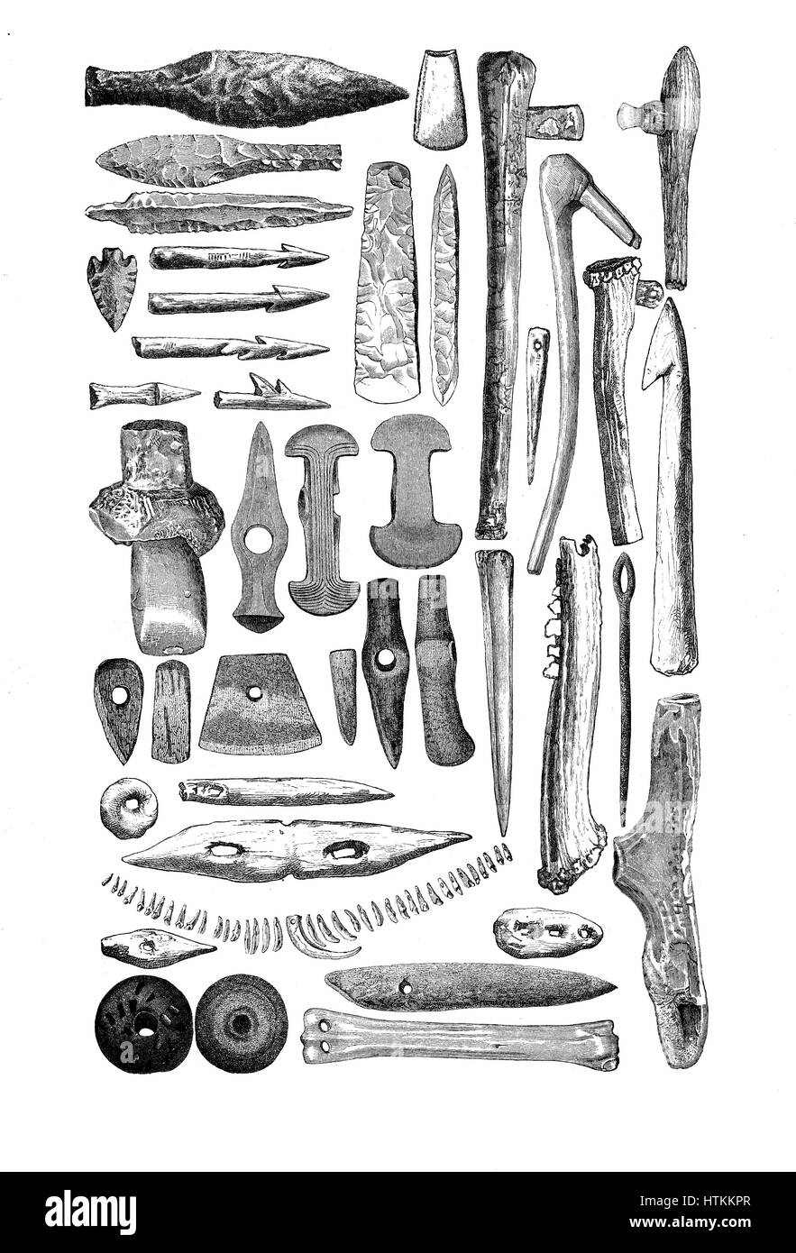 Grabado reproduciendo los artefactos, armas y herramientas hechas de hueso y piedra encontradas en tumbas de la edad de piedra prehistórica. Foto de stock