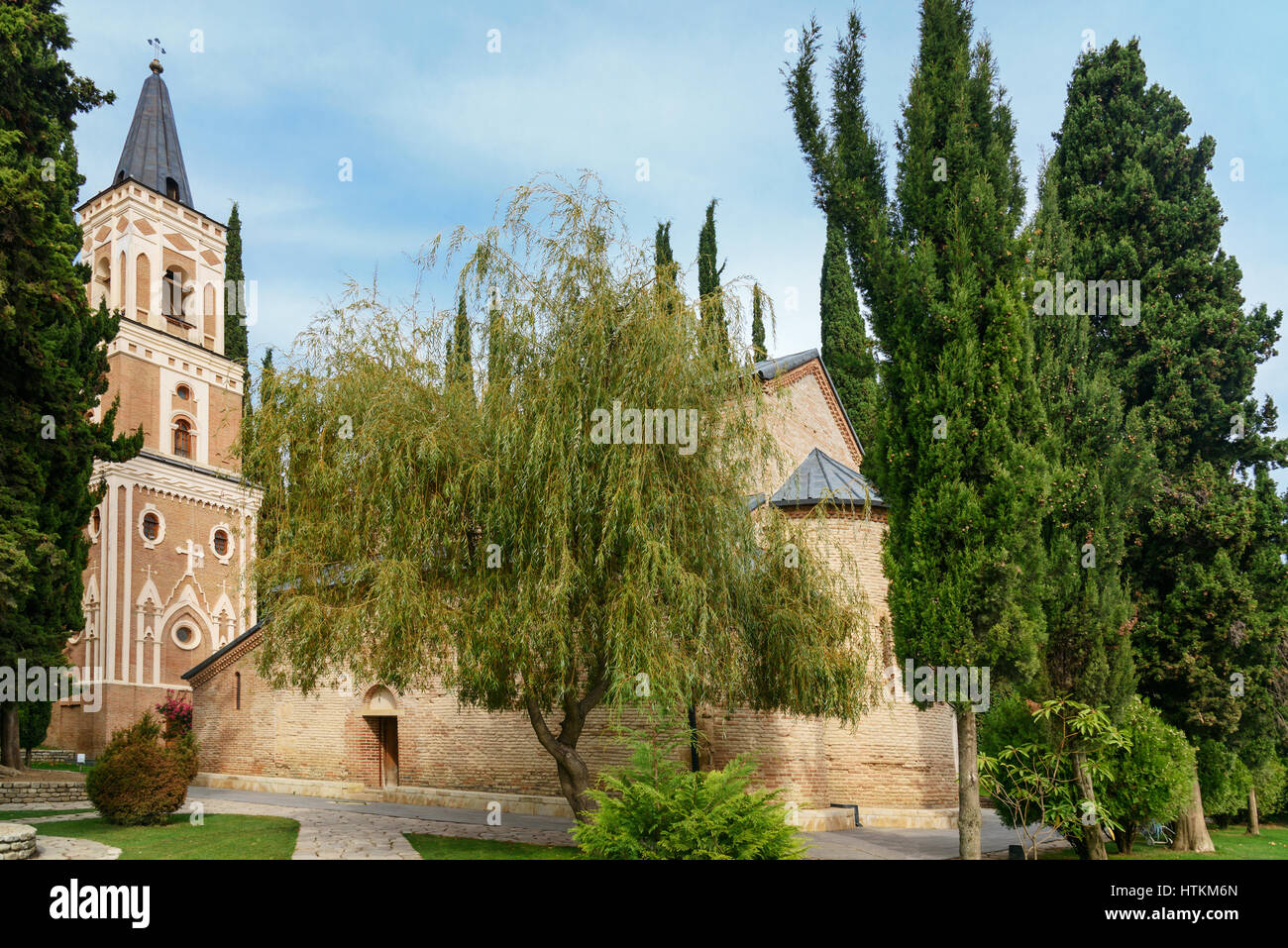 El campanario y la iglesia de St George en el monasterio de Santa Nina en Bodbe. La catedral fue construida en el siglo IV, sobre la tumba de San Nino. Sighnaghi. Kak Foto de stock