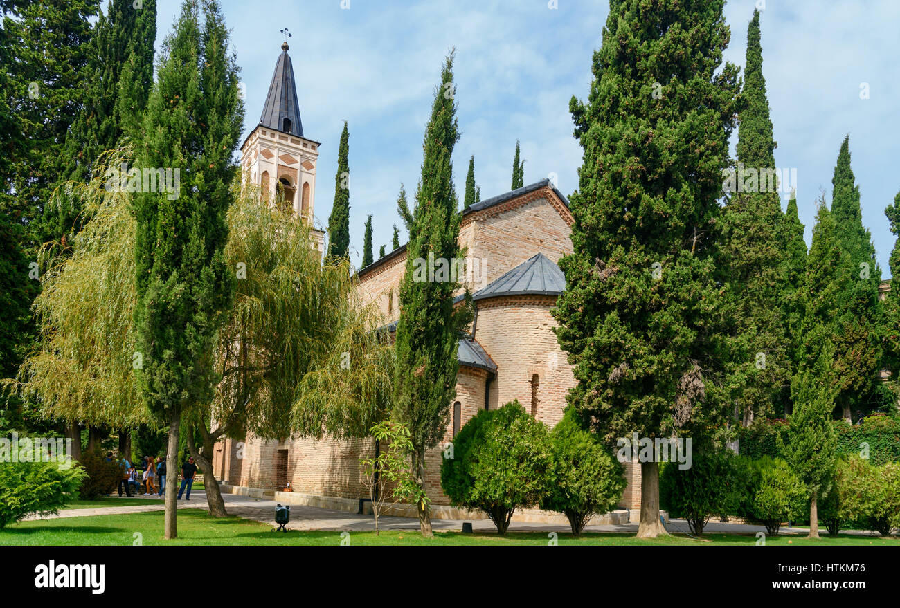 El campanario y la iglesia de St George en el monasterio de Santa Nina en Bodbe. La catedral fue construida en el siglo IV, sobre la tumba de San Nino. Sighnaghi. Kak Foto de stock