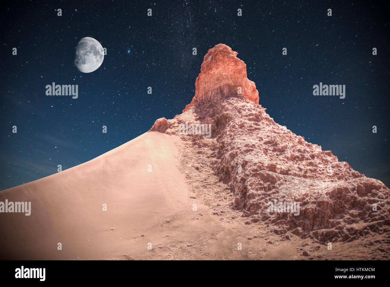 Valle de la Luna cerca de San Pedro de Atacama, Chile. noche de estrellas  brillantes Fotografía de stock - Alamy