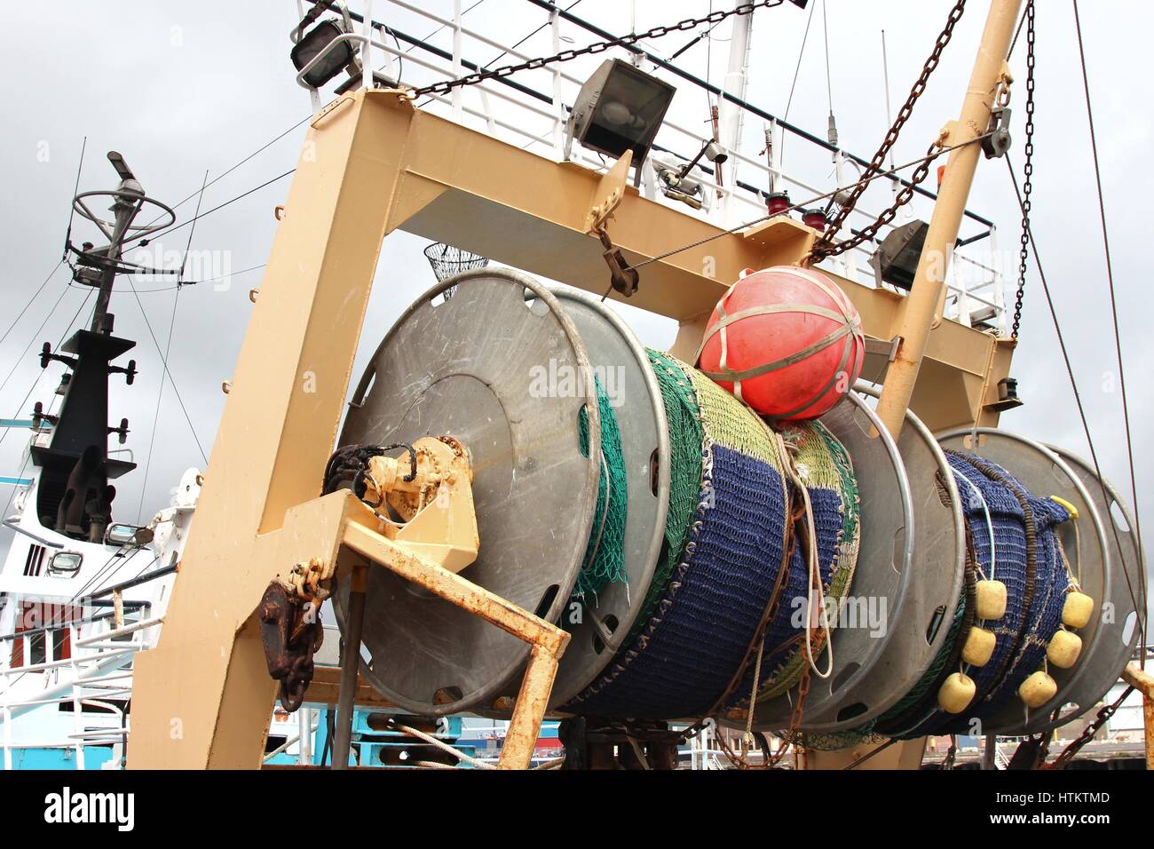 Malacate tambor de un buque de pesca Foto de stock