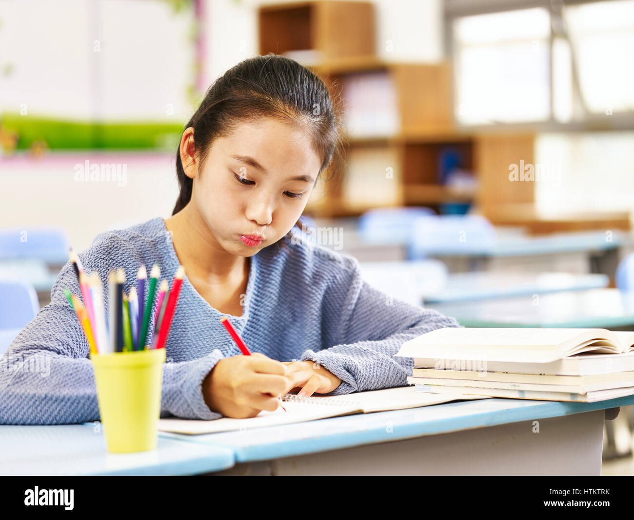 Estudiante de la escuela primaria de Asia en el aula. Foto de stock
