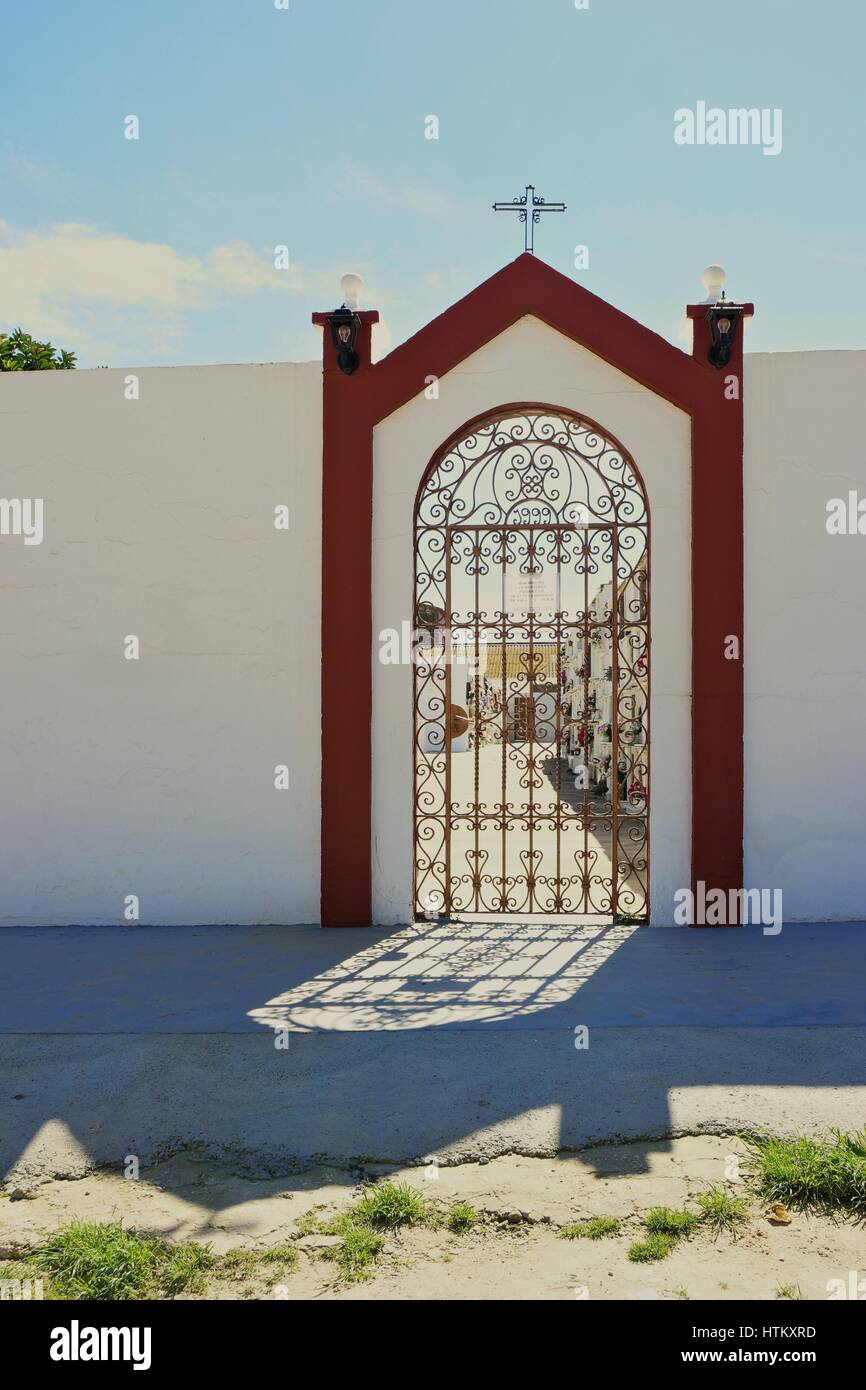 Puerta de hierro forjado en un pequeño cementerio En Trigueros, Huelva,  Andalucía, España Fotografía de stock - Alamy