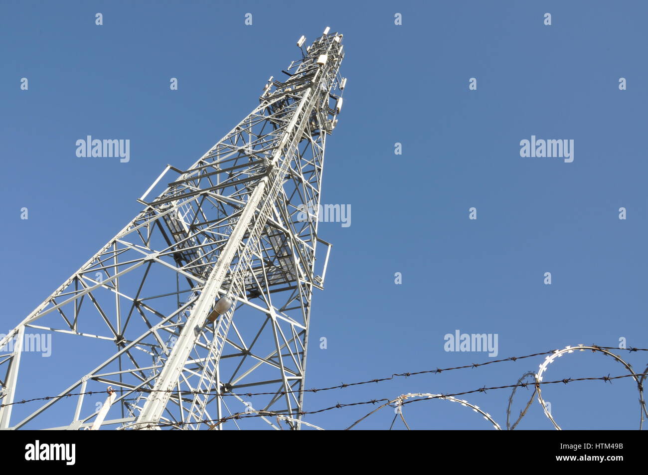 Vigilancia y seguimiento, sistemas inalámbricos Torre de Telecomunicaciones Foto de stock