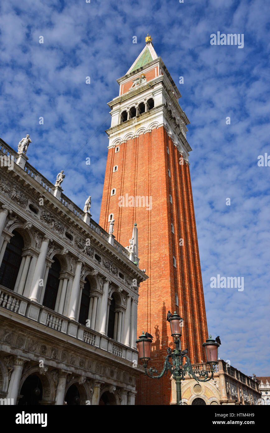 El campanario de San Marcos en el centro de Venecia, con bellas nubes, visto desde abajo Foto de stock