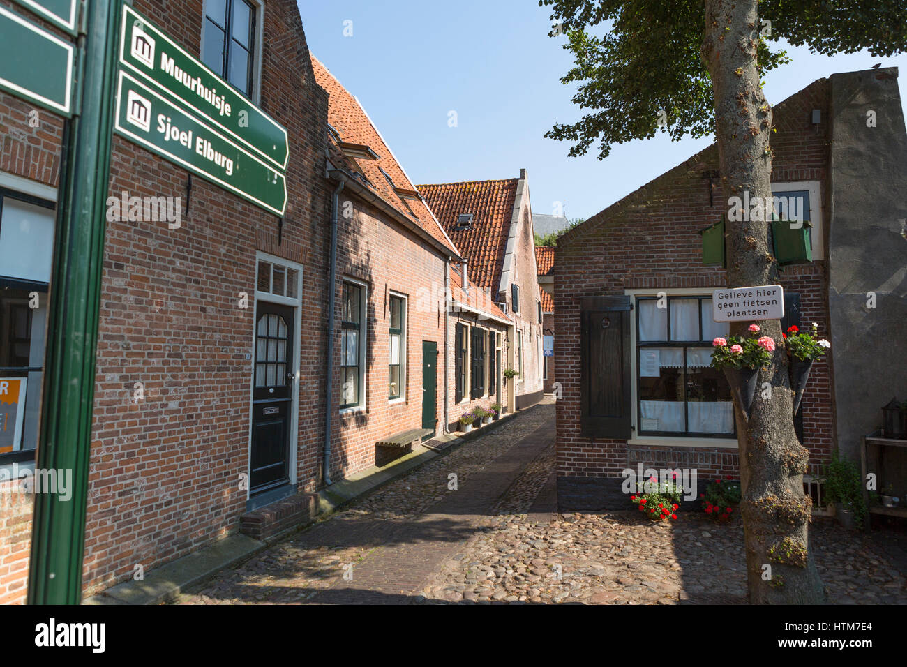 Callejón nostálgico en el antiguo y en el centro de la ciudad turística de Elburg en los Países Bajos Foto de stock