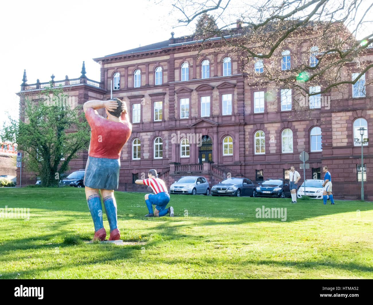Kaiserslautern, Alemania - 18 de abril de 2015: estatuas de los jugadores de fútbol están situados en un jardín público. Simbolizan la pasión que vive esta ciudad para Foto de stock