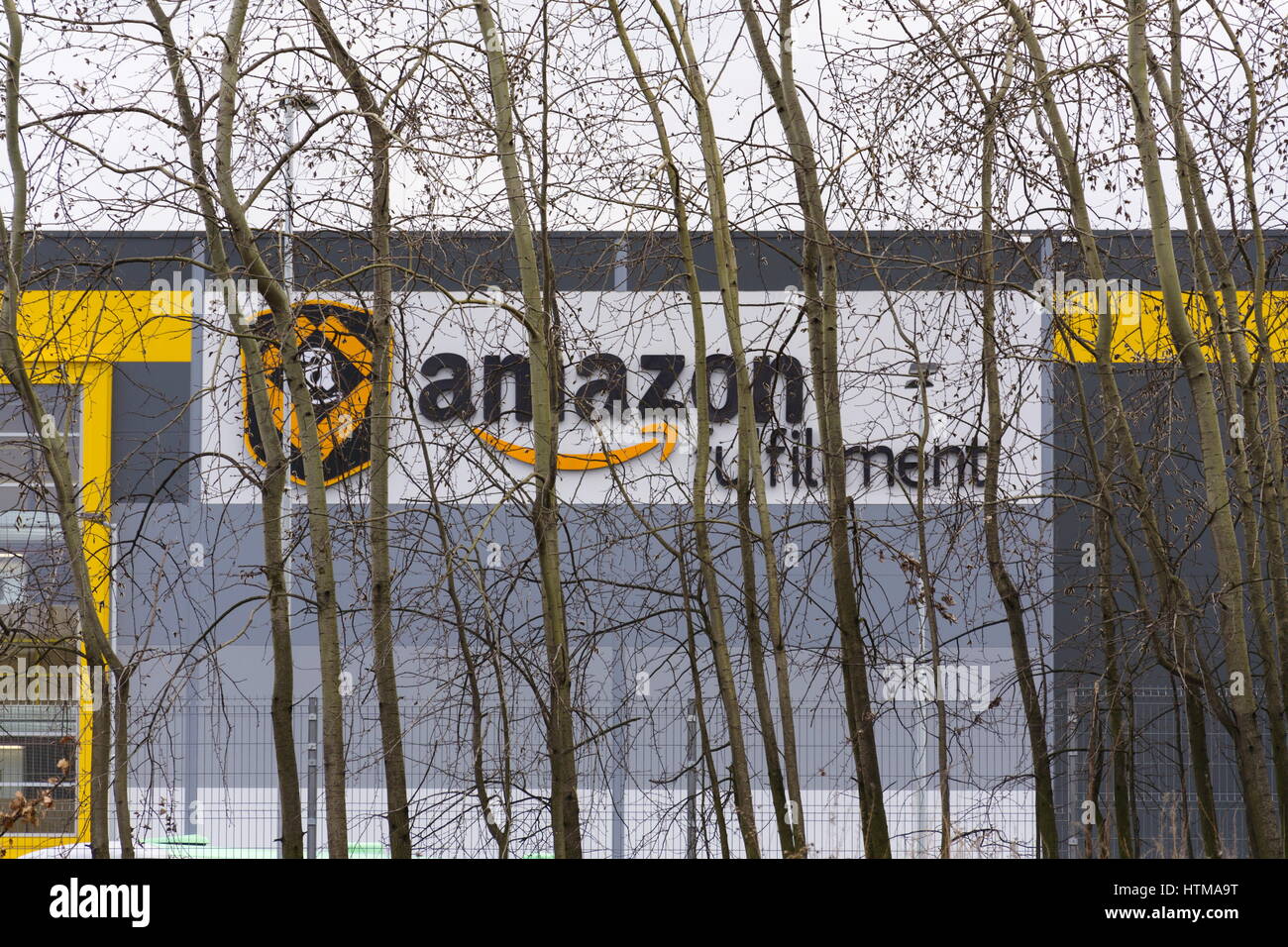DOBROVIZ, REPÚBLICA CHECA - 12 de marzo: empresa minorista en línea Amazon fulfillment logística construcción en Marzo 12, 2017 en Dobroviz, República Checa. Amaz Foto de stock