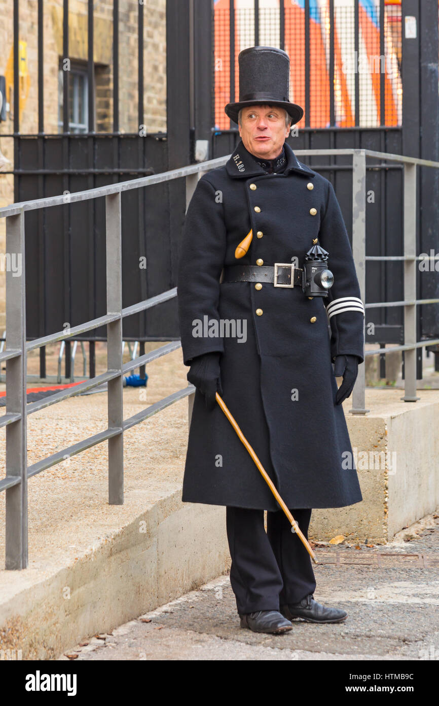 El hombre vestido con uniforme de la policía de Victoria, conocido como guindillas o peelers en tiempo victoriano, en el Festival de Navidad Victoriana en Portsmouth en noviembre Foto de stock