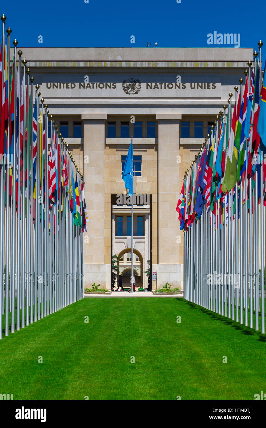 Banderas nacionales en la entrada en la oficina de las Naciones Unidas en Ginebra, Suiza. Foto de stock