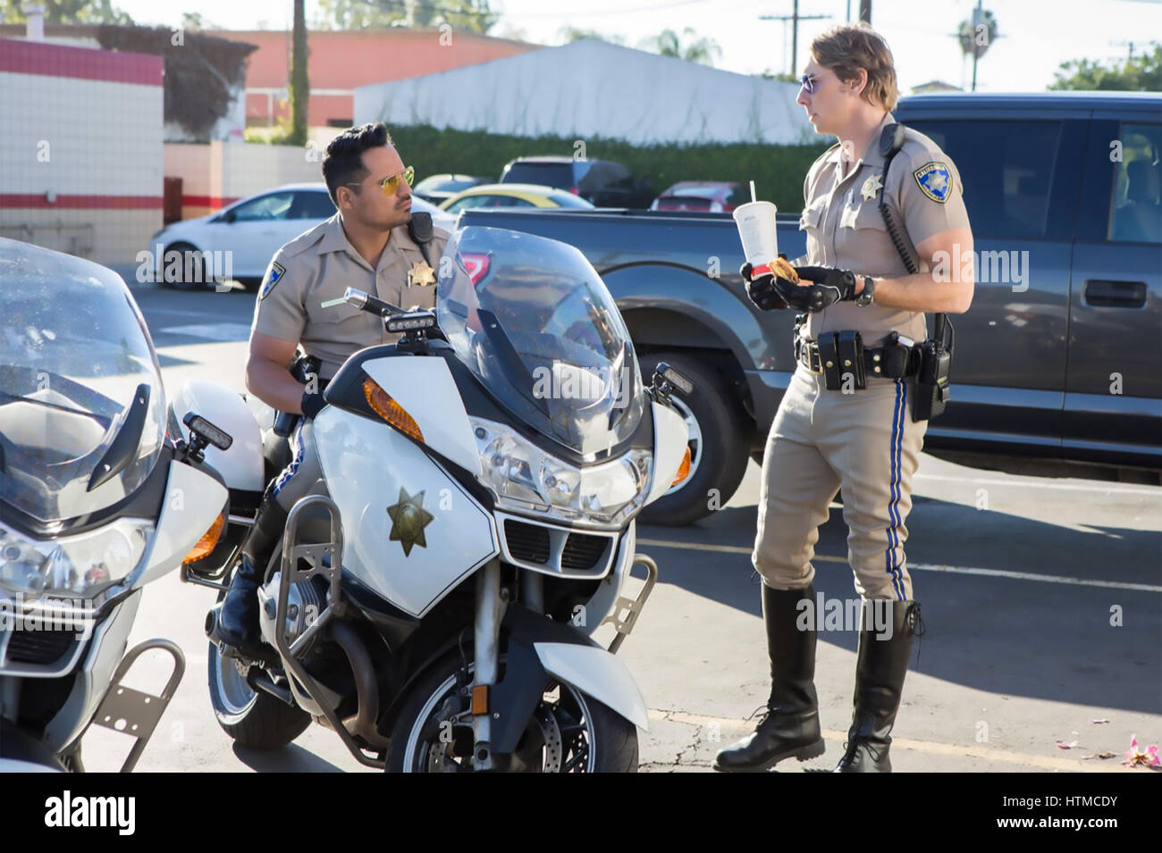 CHIPS 2016 Warner Bros Film con Michael Peña a la izquierda y Dax Shepard Foto de stock