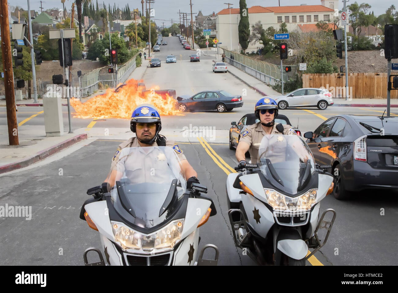 CHIPS 2016 película de Warner Bros con Dax Shepard en derecho y Michael Peña Foto de stock