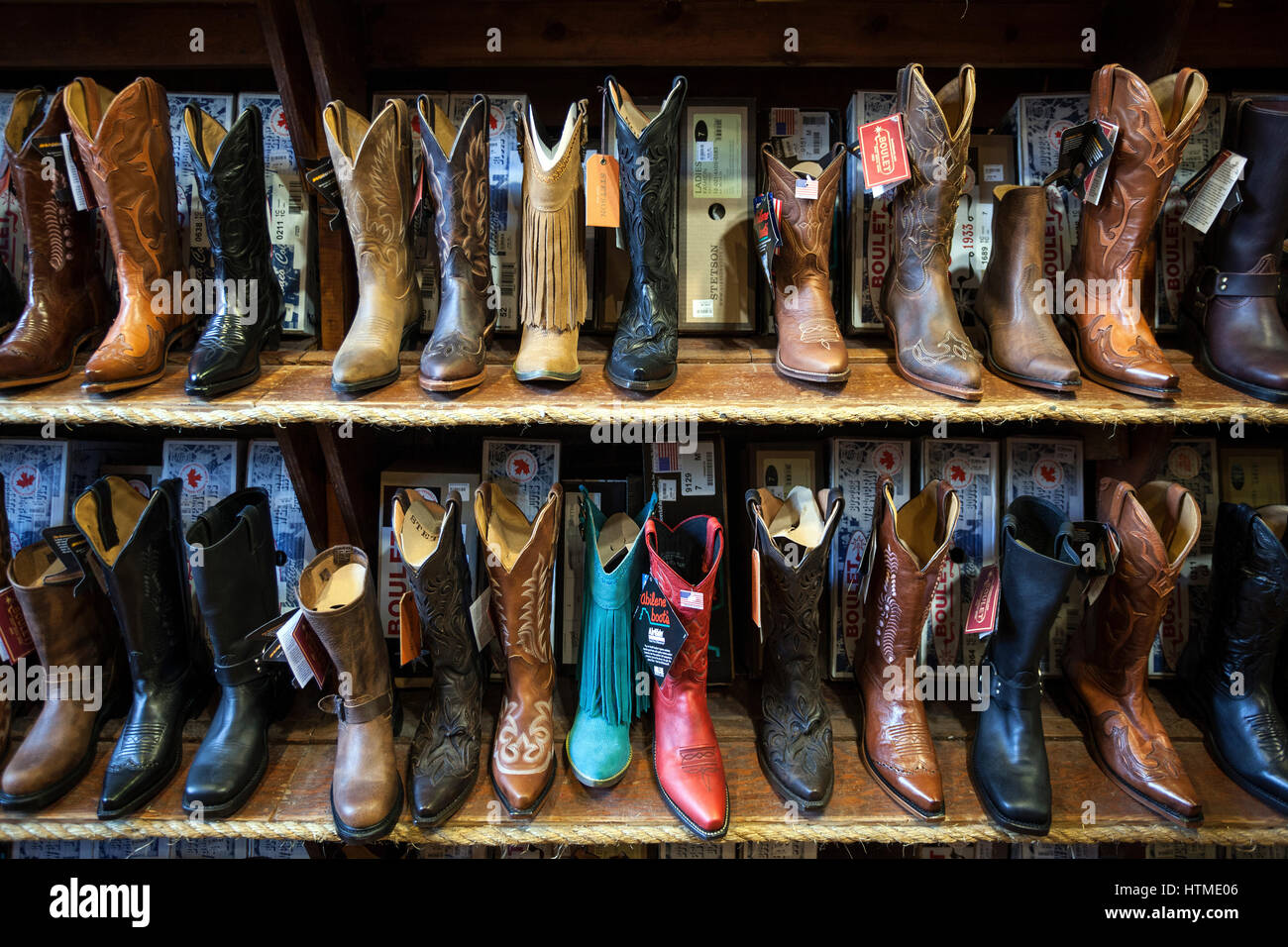 Botas de vaquero en una tienda En Gastown, Vancouver, provincia de Columbia  Británica, Canadá Fotografía de stock - Alamy