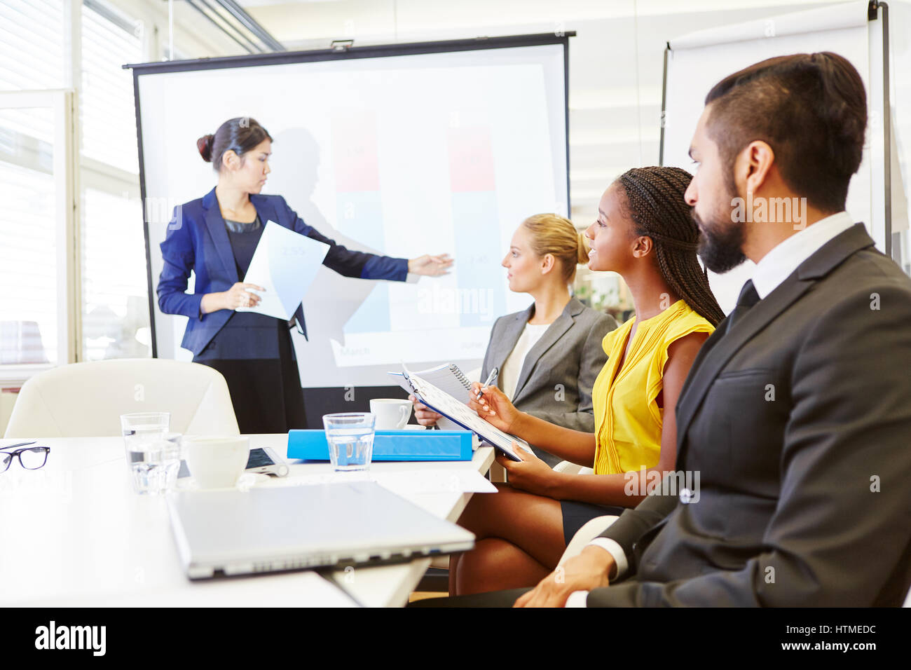 Mujer como conferencista en la presentación del negocio con rotafolios Foto de stock