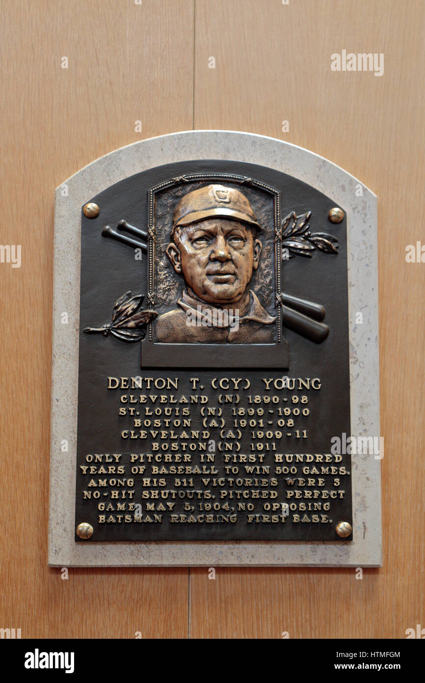 Placa conmemorativa de la lanzadora Cy Young en el Salón de la Fama, la galería National Baseball Hall of Fame & Museum en Cooperstown, Nueva York, EEUU. Foto de stock