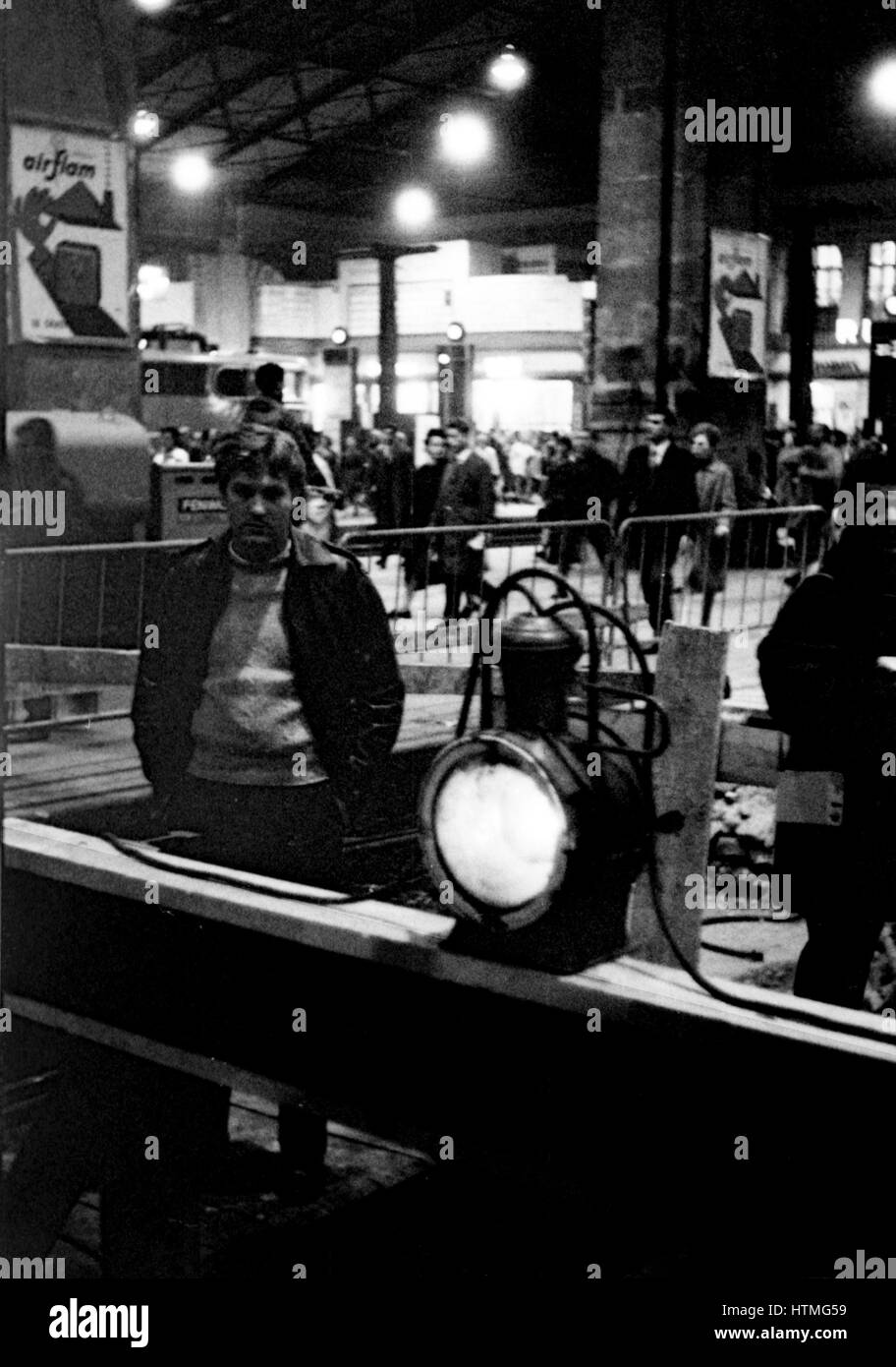 El cantautor francés Jean-Jacques Debout caminando por los andenes del tren en Gare du Nord de París. 1965 Foto de stock